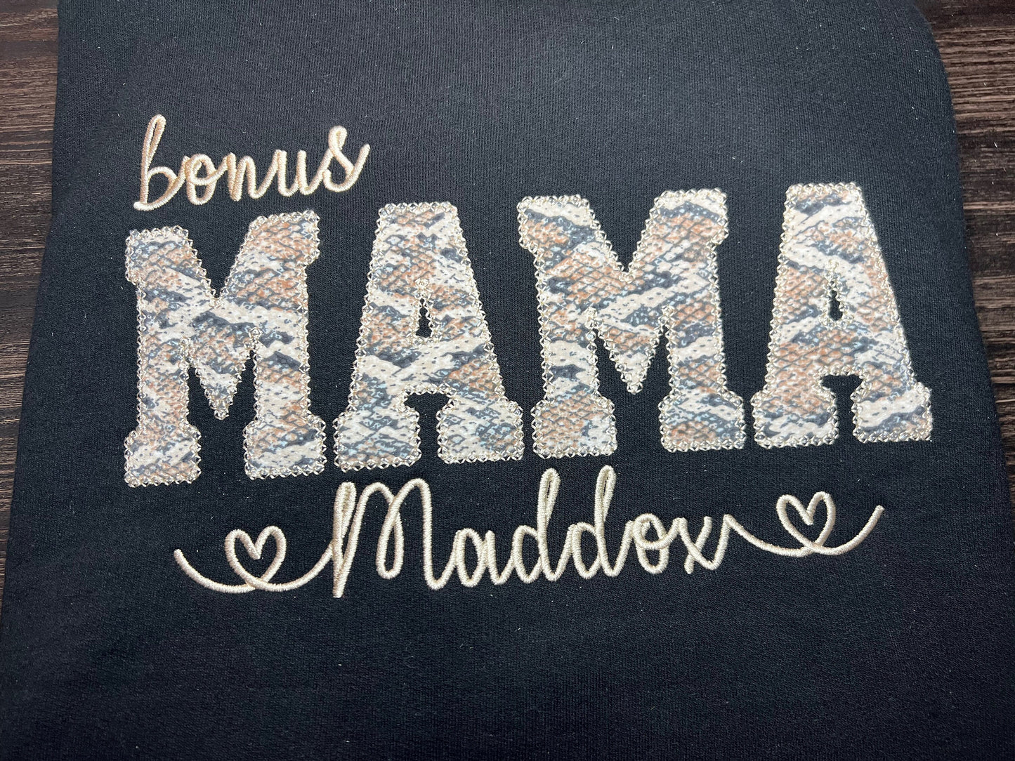 Bonus MAMA embroidered appliqué shirt